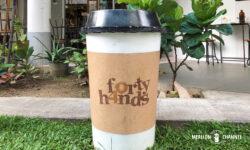 「フォーティハンズ(Forty Hands)」店舗前の巨大カップ