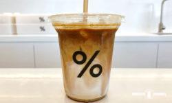 「% Arabica」のアイス・カフェラテ
