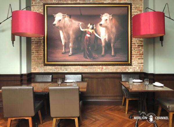 「ビステッカ・トスカーナ・ステーキハウス(Bistecca Tuscan Steakhouse)」店内に飾られた絵画アート
