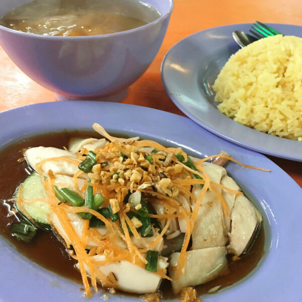 カトン・ショッピング・センターの地下フードコート内「Katong Mei Wei Boneless Chicken Rice（旧Delicious Boneless Chicken Rice）」のチキンライス