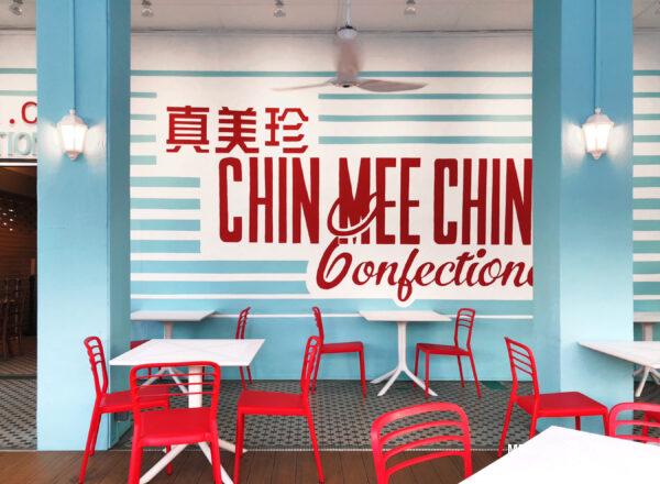 カヤトーストの老舗「チンミーチン（真美珍/Chin Mee Chin）」ブルー地に赤のブランドロゴが映える壁面