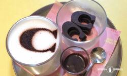 シンガポール「コーチ・カフェ(Coach Cafe)」「C」マーク入りのココア