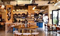 「コモンマン・コーヒー・ロースターズ(Common Man Coffee Roasters)」カトン・ジョーチアット店の店内