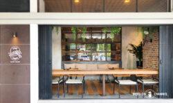 「ファイブ・オールズ・コーヒー・ロースターズ(Five Oars Coffee Roasters)」アッパー・イーストコースト店の正面