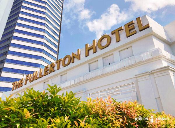シンガポールの高級ホテル「フラトンホテル（Fullerton Hotel）」テラスから見える屋上のホテル名