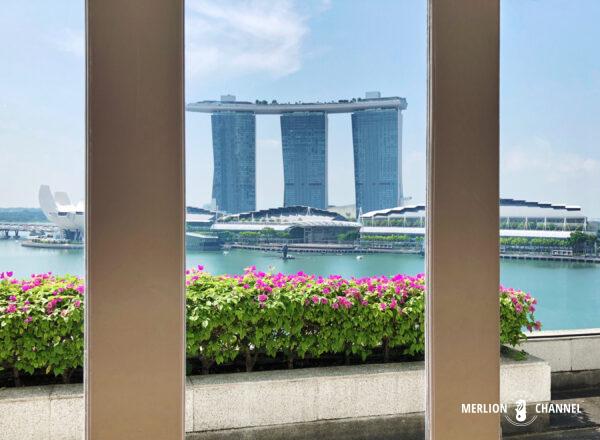 シンガポールの高級ホテル「フラトンホテル（Fullerton Hotel）」リビングから見えるマリーナベイサンズの景色