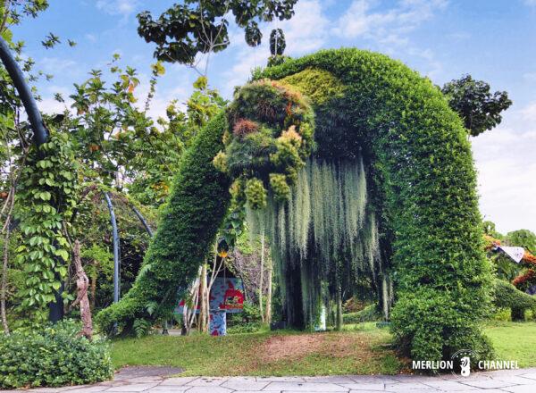 「ガーデンズ・バイ・ザ・ベイ（Gardens by the Bay）」木々で巨大な動物をかたどったガーデンWeb of Life