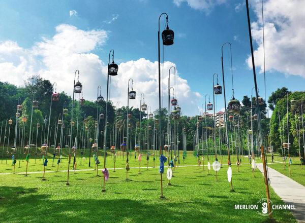 約6mのポールに多数の鳥かごが吊り下げられている「Kebun Baru Birdsinging Club」