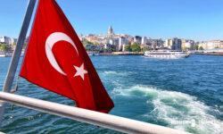 トルコ国旗の向こうに見える新市街(ガラタ塔)