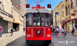 イスタンブール新市街「ノストラジック・トラム（Nostragic Tramvay）」レトロな赤い車体