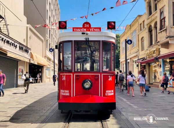 イスタンブール新市街「ノストラジック・トラム（Nostragic Tramvay）」レトロな赤い車体