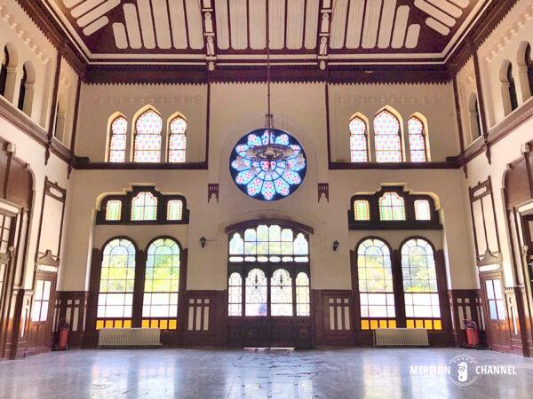 オリエント急行の終着駅であるイスタンブール「シルケジ駅（Sirkeci）」旧駅舎の待合ホール