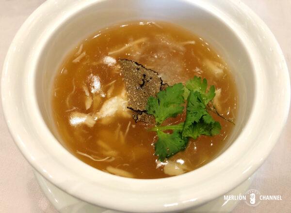 フラトンホテルの高級中華レストラン「ジェイド(Jade)」燕の巣スープ