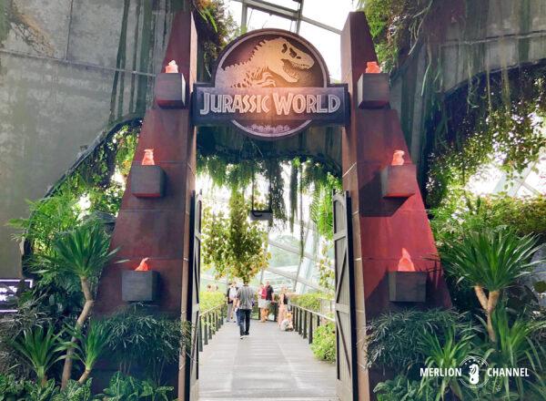 ガーデンズ・バイ・ザ・ベイの「クラウド・フォレスト（Cloud Forest）」にできたジュラシック・ワールド（Jurassic World）のゲート