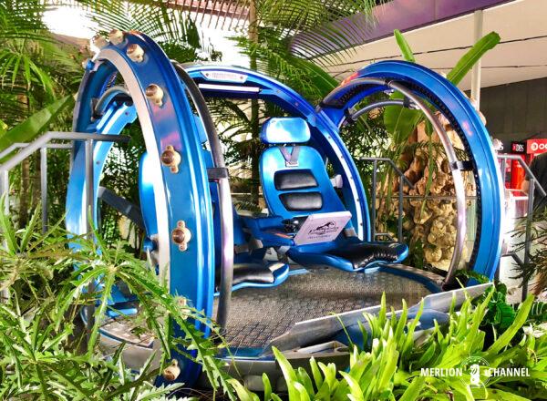 「ジュラシック・ワールド（Jurassic World）」を開催中のガーデンズ・バイ・ザ・ベイの「クラウド・フォレスト（Cloud Forest）」前に展示された球体の乗り物「ジャイロスフィア」