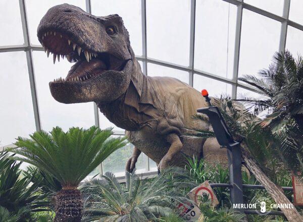 ガーデンズ・バイ・ザ・ベイの「クラウド・フォレスト（Cloud Forest）」にジュラシック・ワールド（Jurassic World）の恐竜T-Rexが出現