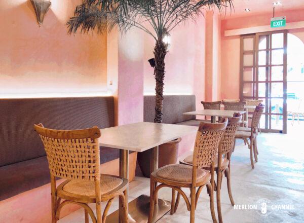 モロッコ・スタイル・カフェ「ラ・フェズ（La Fez）」ピンクの店内