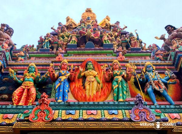 「スリ・ヴィラマカリアマン寺院（Sri Veeramakaliamman Temple）」の極彩色の神々