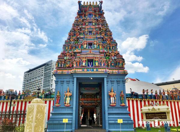 ファーラーパーク駅前に建つ「スリ・スリニヴァサ・ペルマル寺院（Sri Srinivasa Perumal Temple）」