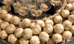 「マッド・フォー・ガーリック(Mad for Garlic)」ニンニクがいたるところに飾られた店内