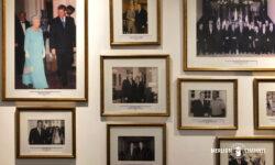 シンガポール「ラッフルズホテル(Raffles Hotel)」Hall of Fameに飾られたエリザベス女王ら著名人の写真