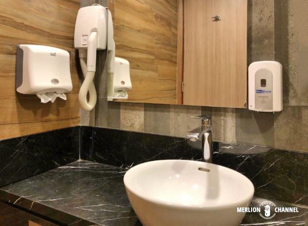 チャンギ空港ターミナル3「SATS」のシャワールームの洗面所
