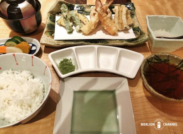 「天信」テーブル席で提供される天ぷらセット